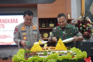 Beri Kejutan HUT Bhayangkara Ke 76 , Danrem 064/MY Bersama Pimpinan Staf Korem Sambangi Markas Polda Banten