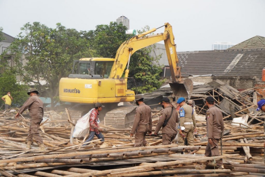 Pembangunan Stadion Mini Kelapa Dua Puluhan Bangunan Liar Ditertibkan