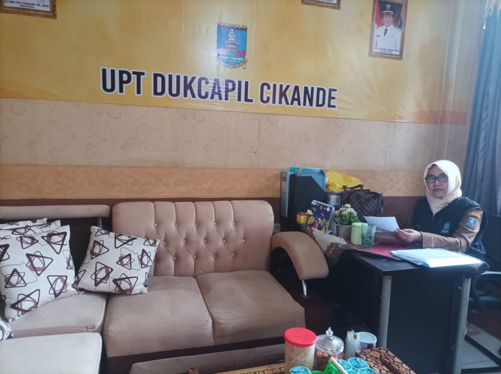 Yuyun Yuliawati S.pd.M.M, Kepala UPT Disdukcapil Kecamatan Cikande Sosialisasikan IKD Dan Berikan Pelayanan Maksimal