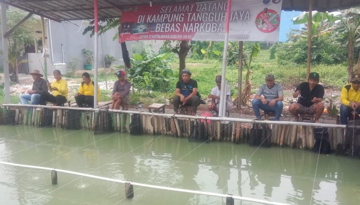 Kapolres Metro Tangerang Kota Berikan Ikan Nila untuk Masyarakat Kampung Tangguh Bebas Narkoba RW 09 Kelurahan Sudimara Barat, Kecamatan Ciledug, Kota Tangerang