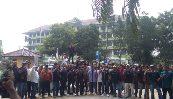 Puluhan Masa Geruduk Kantor Dinas Pendidikan, Kabid SD : Mereka Hanya Ingin Berkomunikasi