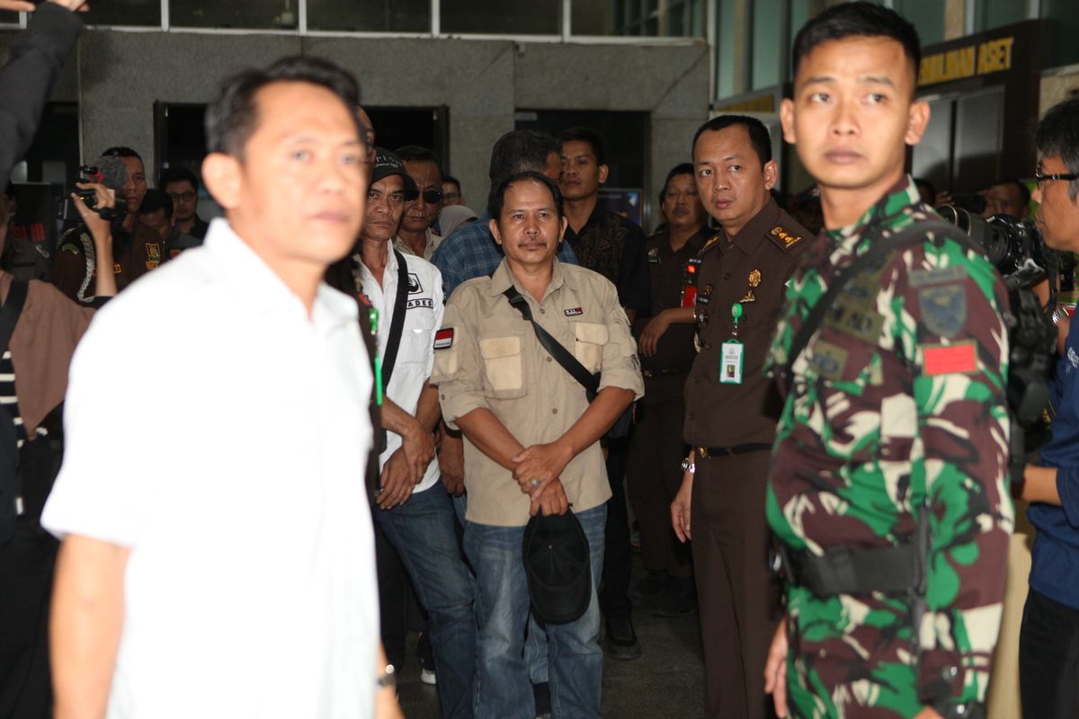 Sebanyak 20 Kepala Desa (Kades) di Kecamatan Pagar Gunung, Kabupaten Lahat terkena Operasi Tangkap Tangan (OTT) yang dilakukan oleh Kejaksaan Tinggi (Kejati) Sumatera Selatan, Kamis (24/7/2025). 20 orang kades tersebut kini masih menjalani pemeriksaan.(KOMPAS.COM/AJI YK PUTRA)