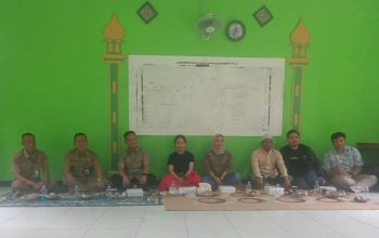 Manajemen Perusahaan PT. Lemonilo Cahaya Alami Silaturahmi dan Perkenalkan Dengan Pemerintahan Desa Junti, Tokmas, Tokoh Ulama, Pemuda, RT.12 di Majelis Taklim Yayasan Pendidikan Miftahul Ulum Kp. Paya Masjid. (Dok. KR.20252312)