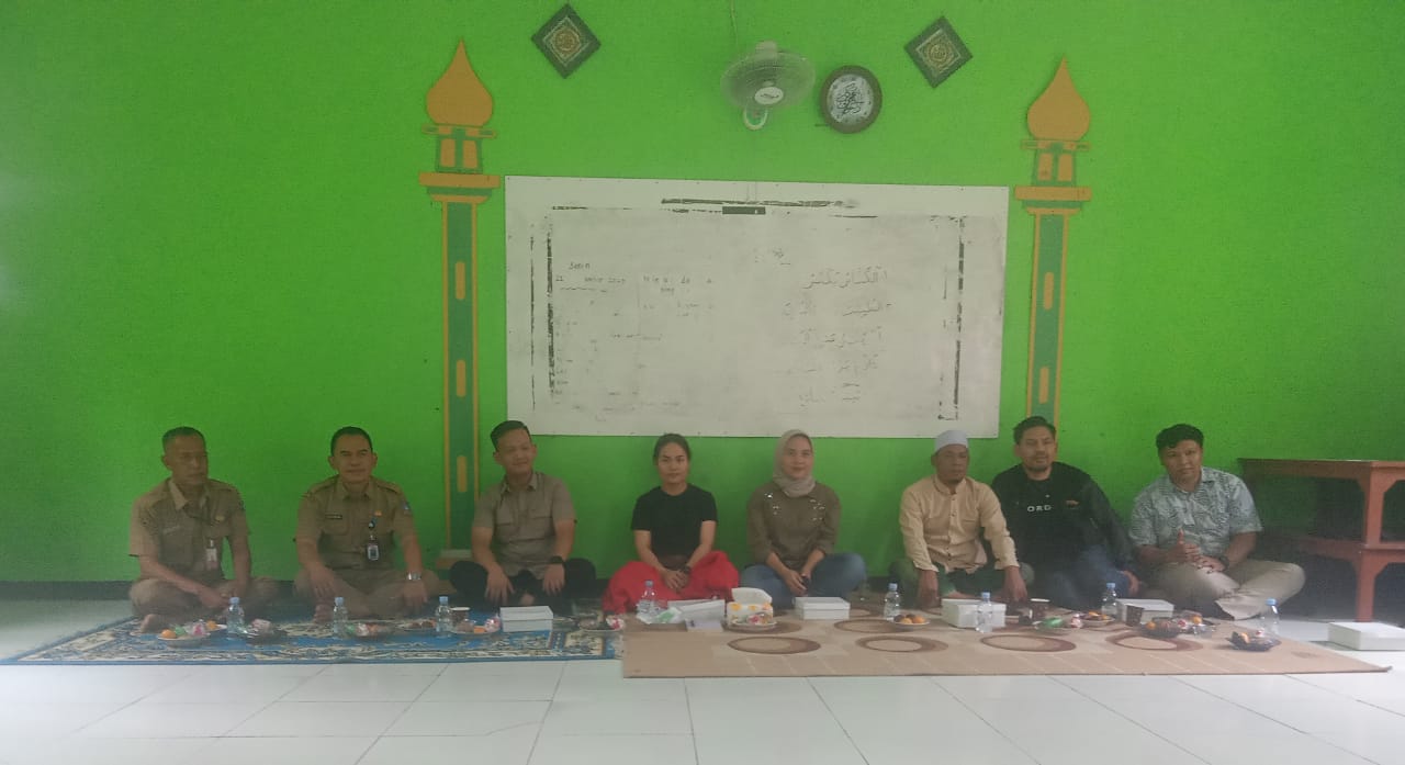 Manajemen Perusahaan PT. Lemonilo Cahaya Alami Silaturahmi dan Perkenalkan Dengan Pemerintahan Desa Junti, Tokmas, Tokoh Ulama, Pemuda, RT.12 di Majelis Taklim Yayasan Pendidikan Miftahul Ulum Kp. Paya Masjid. (Dok. KR.20252312)
